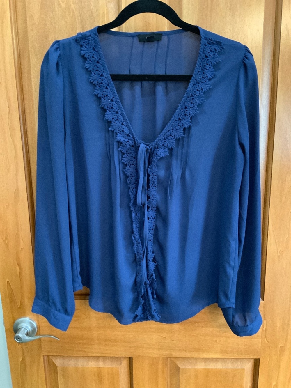 Women’s E&M blue blouse medium